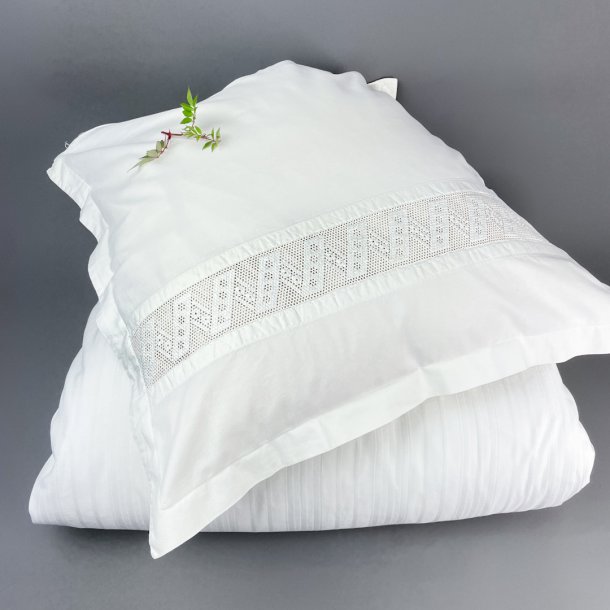 Hvidt vintage sengetj med mellemvrk