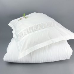 Hvidt vintage sengetj med mellemvrk