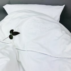 Hvidt vintage sengetj med broderi