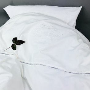 Hvidt vintage sengetj med broderi