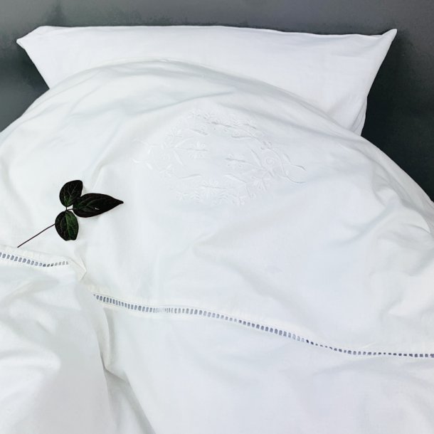Hvidt vintage sengetj med broderi