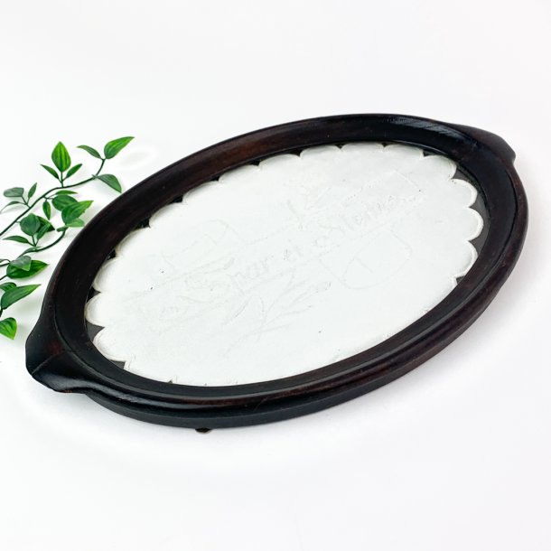 Kleines antikes Tablett aus dunklem Holz mit Stickerei