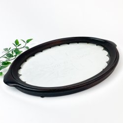 Kleines antikes Tablett aus dunklem Holz mit Stickerei