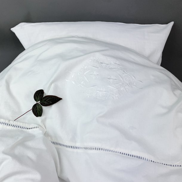 Hvidt vintage sengetj med broderi