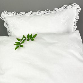 Hvidt vintage barnevognsst med blondekant