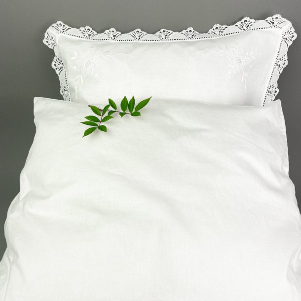 Hvidt vintage barnevognsst med blondekant