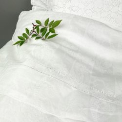 Hvidt vintage babysengetj med blonde og mellemvrk