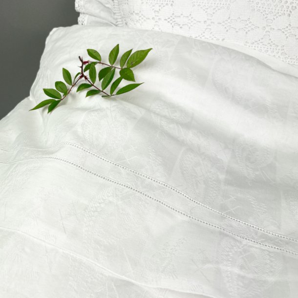 Hvidt vintage babysengetj med blonde og mellemvrk