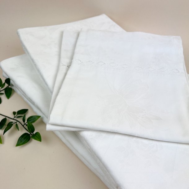 To s�t vintage senget�j med kniplet mellemv�rk