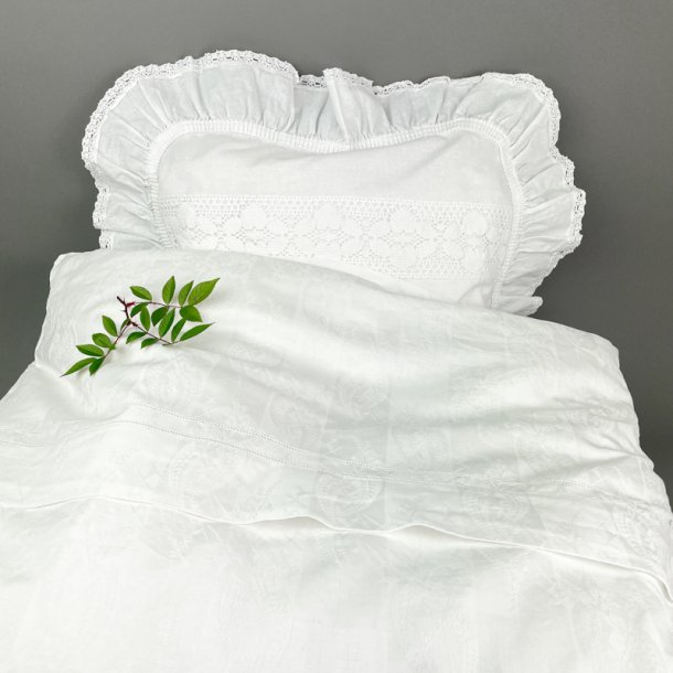 Hvidt vintage babysengetj med blonde og mellemvrk