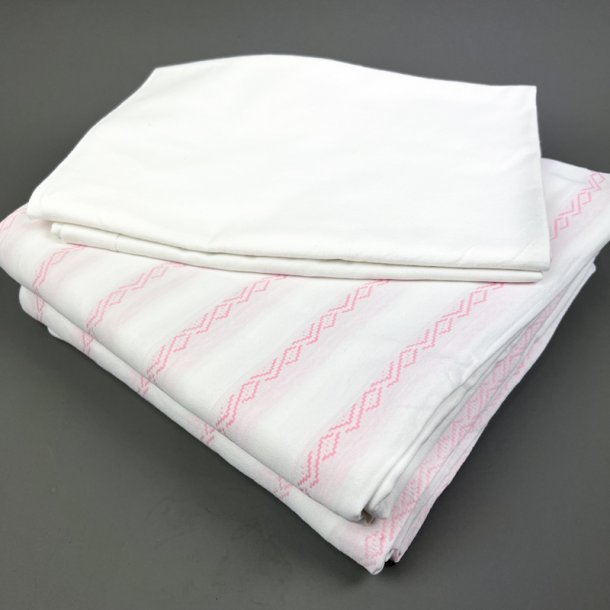 To s�t vintage senget�j med lyser�de striber