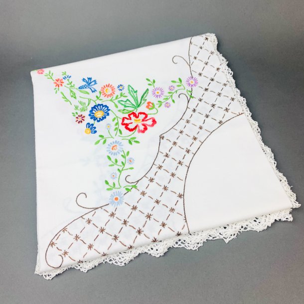 Vintage dug med broderi og kniplingskant - 140x140 cm