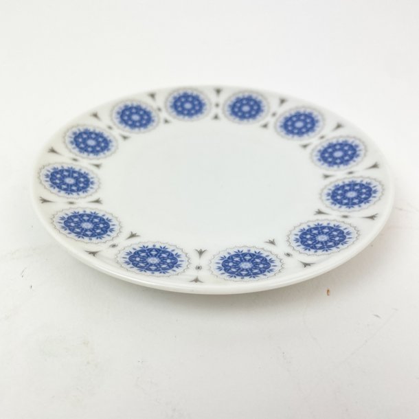 Retro Butterteller mit blauem Muster