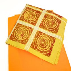 Tre orange og gule retro stofstykker