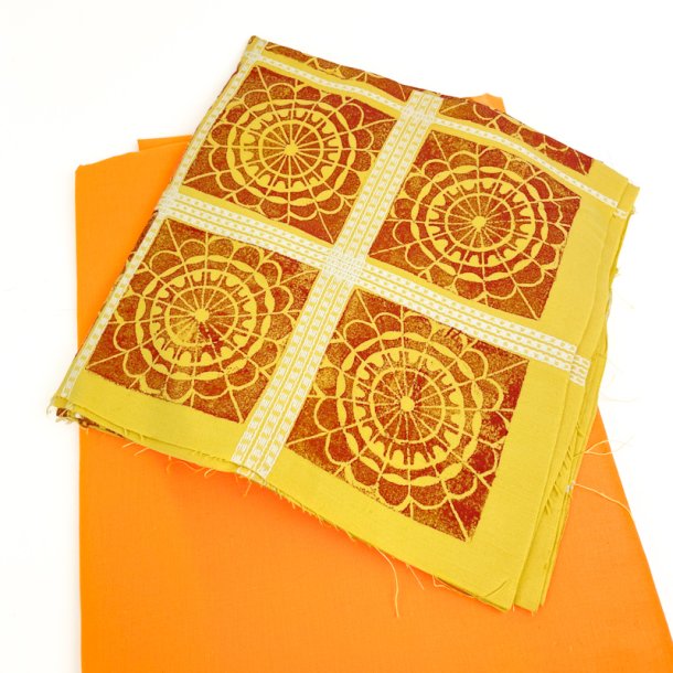 Tre orange og gule retro stofstykker