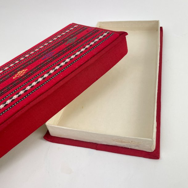 Rote Vintage Stoffschachtel