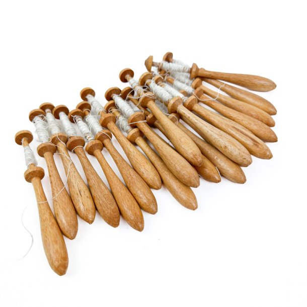 Tyve vintage kniplepinde i tr�