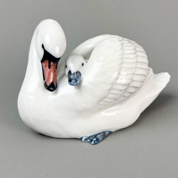 Svane med unge - Royal Copenhagen No. 360