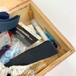 R�d vintage sykasse med indhold