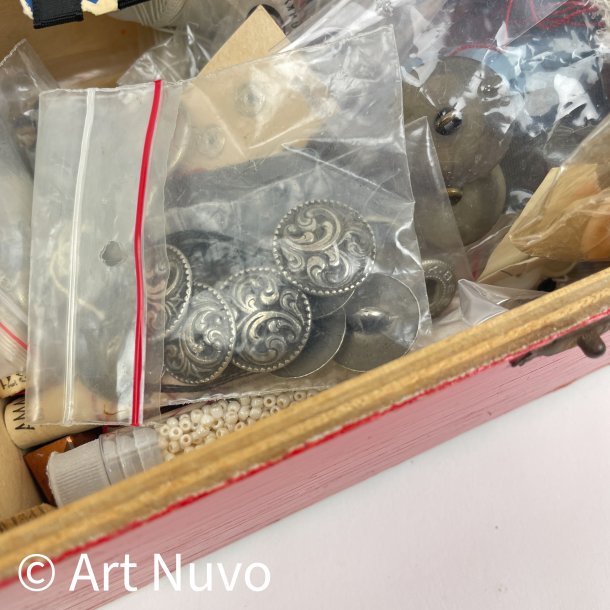 R�d vintage sykasse med indhold