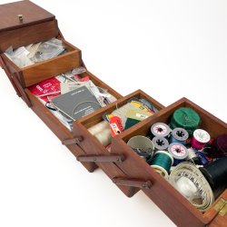 Rummelig retro sy�ske i teak