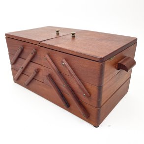 Rummelig retro sy�ske i teak