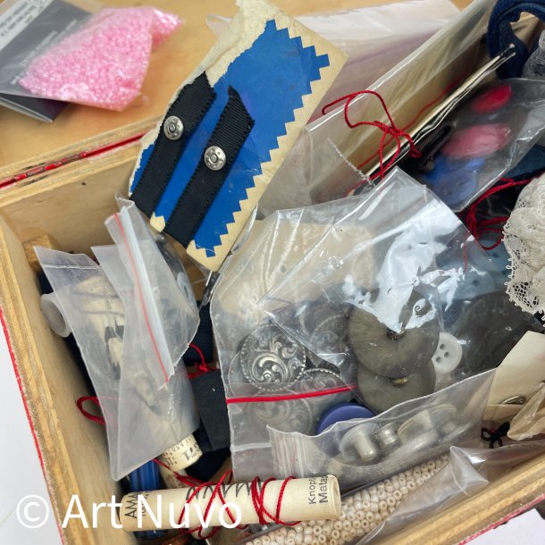 R�d vintage sykasse med indhold