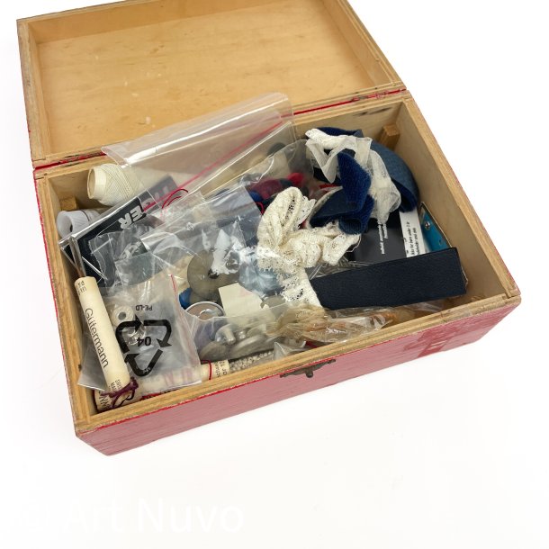 R�d vintage sykasse med indhold