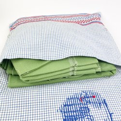 Broderet vintage pose med syprojekt
