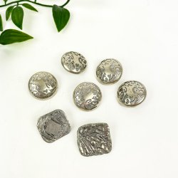 Syv dekorative tinknapper