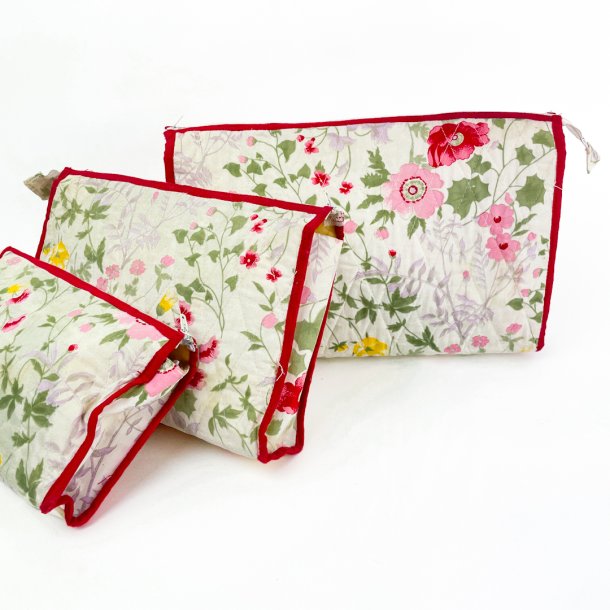 To retro toilettasker og en kosmetikpung