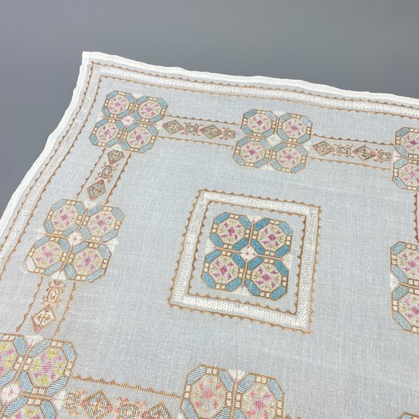 Gestickte Lichtdecke in Petit Point auf Seidenchiffon 