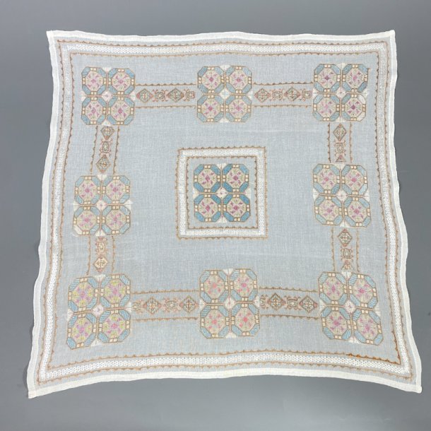 Gestickte Lichtdecke in Petit Point auf Seidenchiffon 