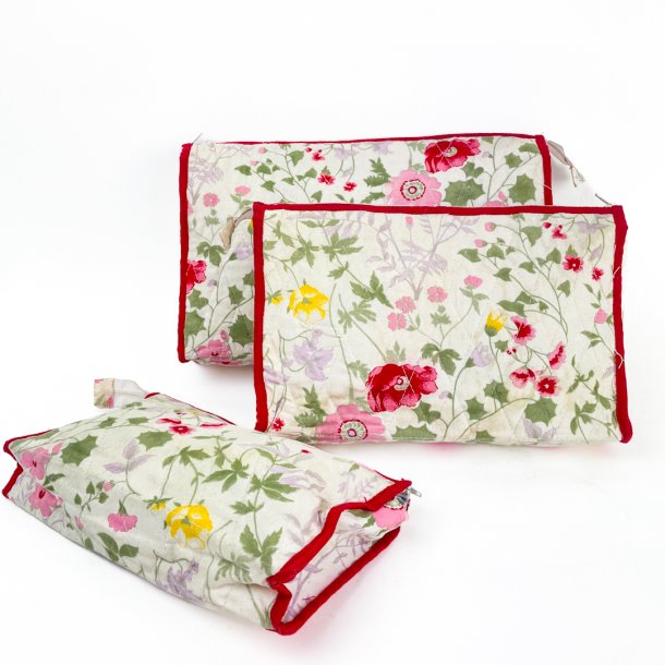 To retro toilettasker og en kosmetikpung