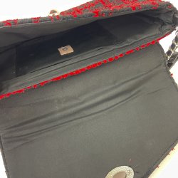 Rote und schwarze Vintage-Tasche