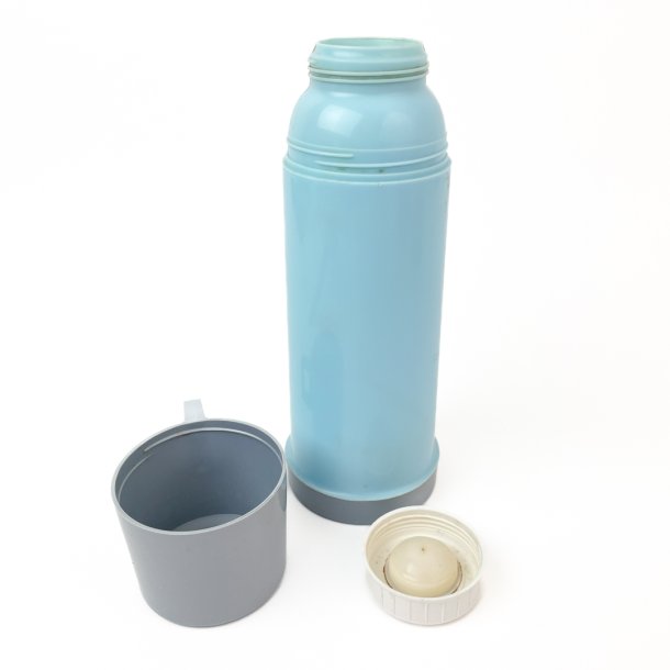 Blaue Retro-Thermosflasche mit Becher