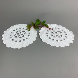 Zwei weie Vintage-Flakons