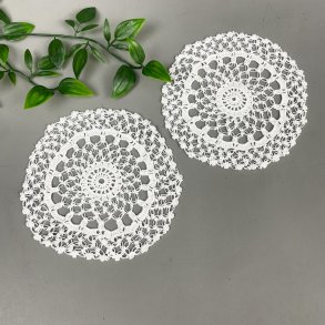 Zwei gehkelte Vintage-Deckchen