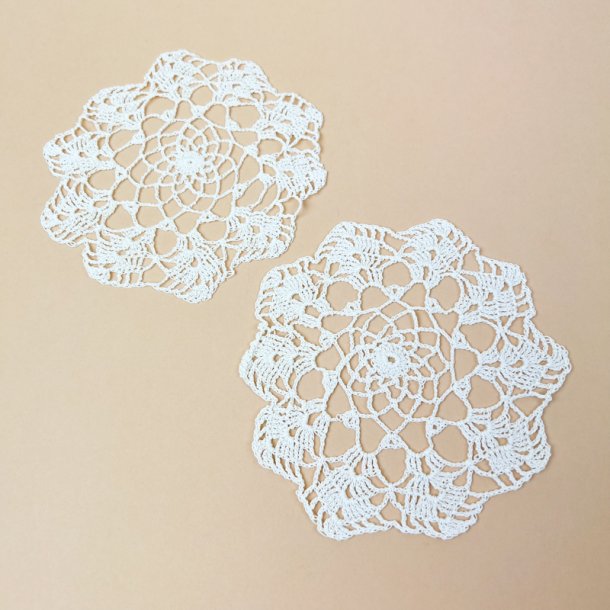 To r�hvide, vintage flakoner