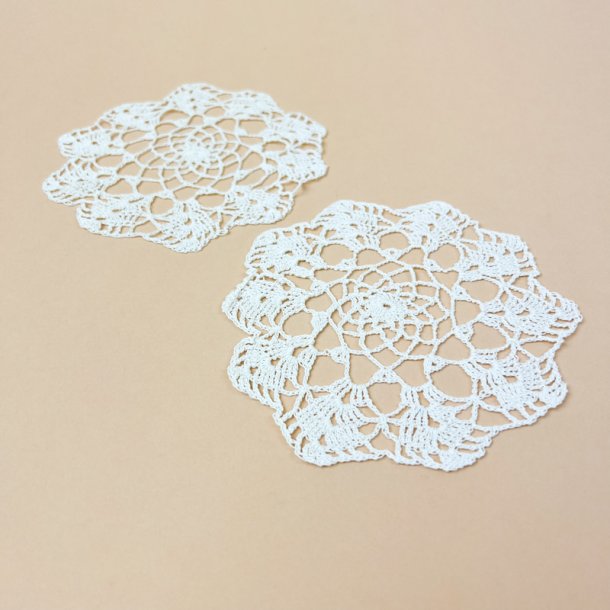 To r�hvide, vintage flakoner