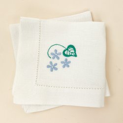 To vintage mundservietter med blomsterbroderi