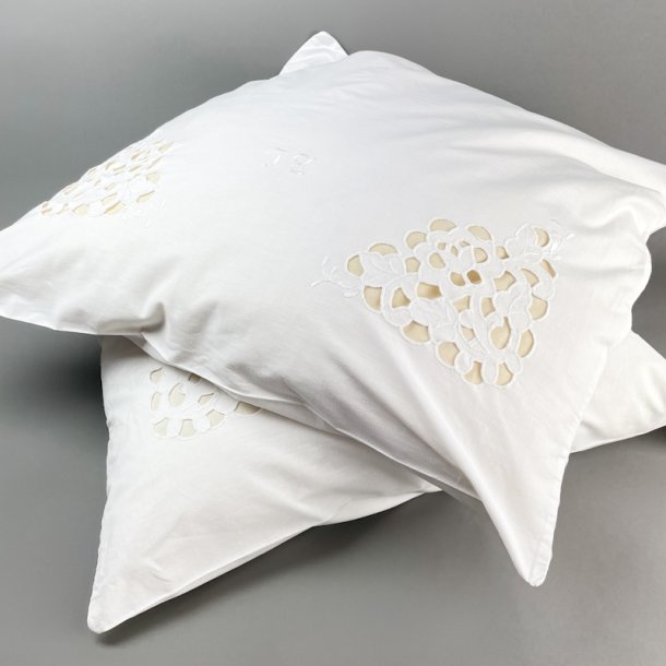 To hvide vintage pudebetr�k