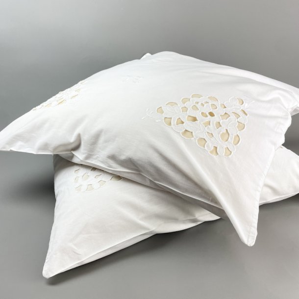 To hvide vintage pudebetr�k