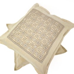 To beige vintage pyntepuder