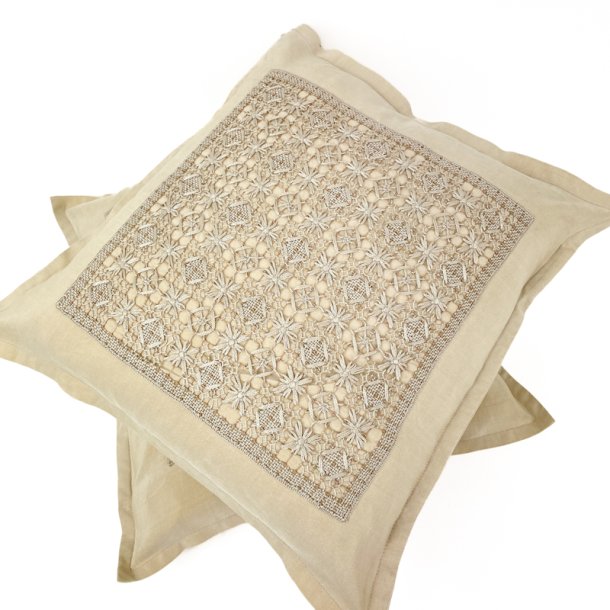 To beige vintage pyntepuder