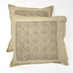 To beige vintage pyntepuder