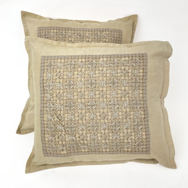 To beige vintage pyntepuder