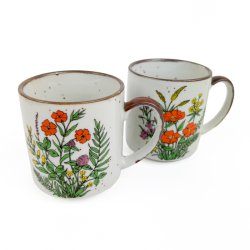 To retro krus med orange blomster