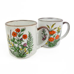 To retro krus med orange blomster