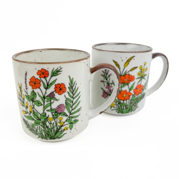 To retro krus med orange blomster